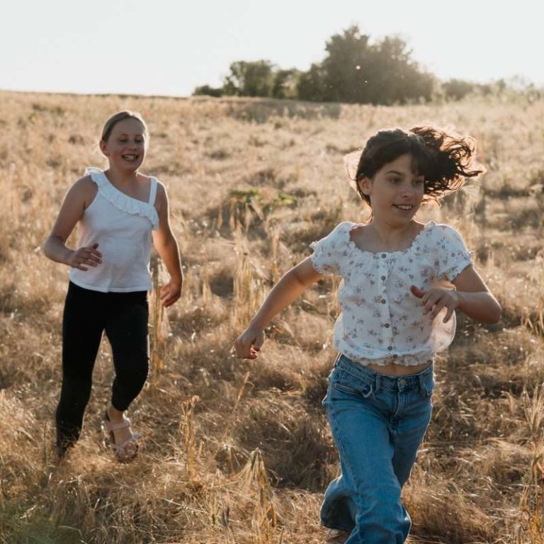 Zwei Kinder spielen auf einem Feld Zwei Kinder spielen auf einem Feld
