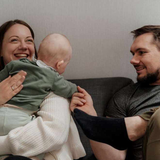 Paar mit Baby auf der Couch Paar mit Baby auf der Couch